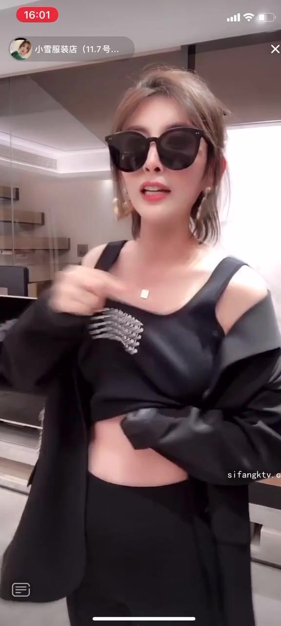 最新《瘋狂抖音》外篇之《抖音擦邊2》顏值主播各顯神通 閃現走光 刷邊尿尿熱舞 扣逼漏奶 (153)