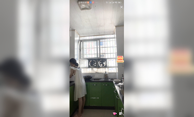 最新《瘋狂抖音》外篇之《抖音擦邊2》顏值主播各顯神通 閃現走光 刷邊尿尿熱舞 扣逼漏奶 (28)