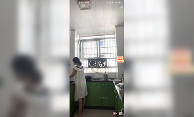 最新《瘋狂抖音》外篇之《抖音擦邊2》顏值主播各顯神通 閃現走光 刷邊尿尿熱舞 扣逼漏奶 (28)