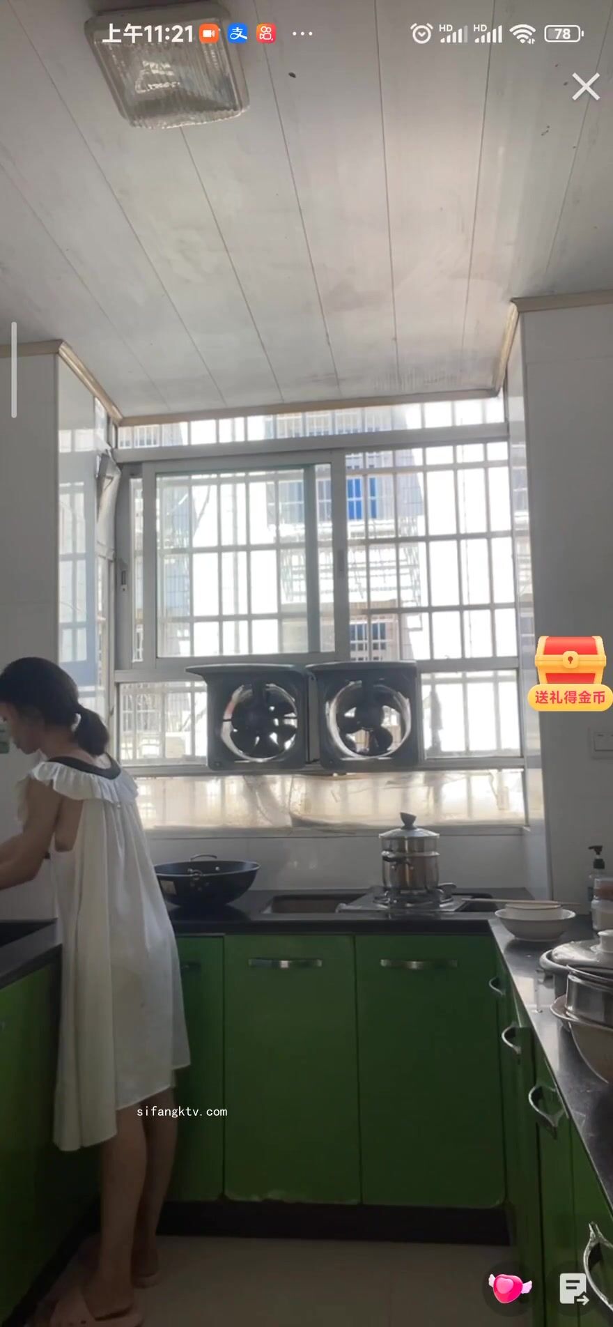 最新《瘋狂抖音》外篇之《抖音擦邊2》顏值主播各顯神通 閃現走光 刷邊尿尿熱舞 扣逼漏奶 (28)