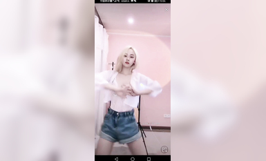 最新《瘋狂抖音》外篇之《抖音擦邊2》顏值主播各顯神通 閃現走光 刷邊尿尿熱舞 扣逼漏奶 (211)