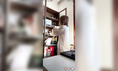 最新《瘋狂抖音》外篇之《抖音擦邊2》顏值主播各顯神通 閃現走光 刷邊尿尿熱舞 扣逼漏奶 (89)