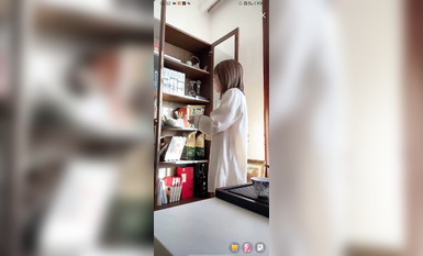 最新《瘋狂抖音》外篇之《抖音擦邊2》顏值主播各顯神通 閃現走光 刷邊尿尿熱舞 扣逼漏奶 (89)