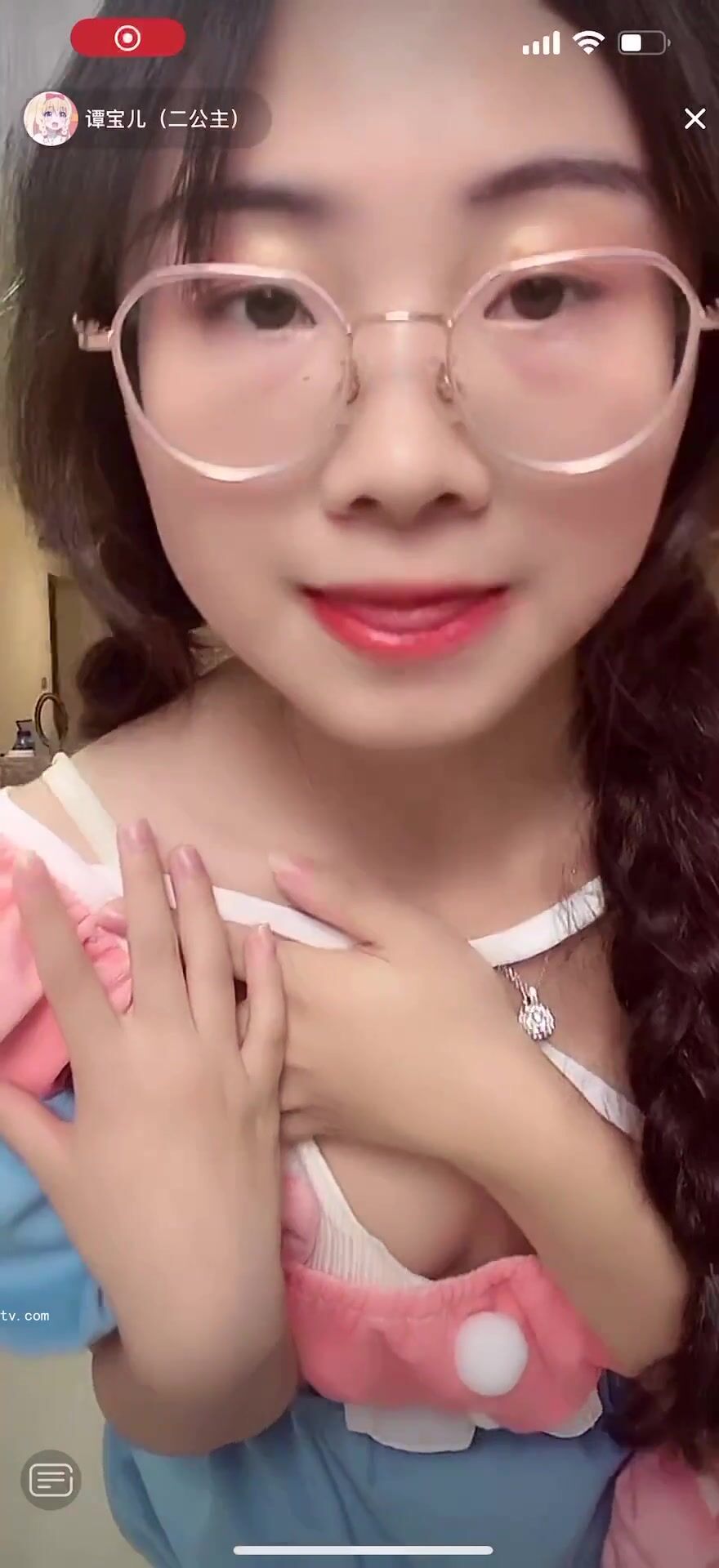 最新《瘋狂抖音》外篇之《抖音擦邊2》顏值主播各顯神通 閃現走光 刷邊尿尿熱舞 扣逼漏奶 (79)