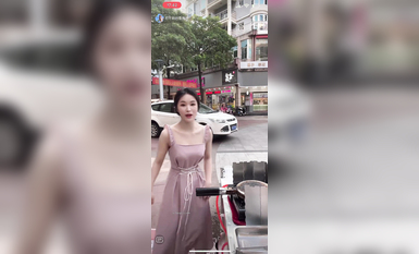 最新《瘋狂抖音》外篇之《抖音擦邊2》顏值主播各顯神通 閃現走光 刷邊尿尿熱舞 扣逼漏奶 (37)