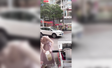 最新《瘋狂抖音》外篇之《抖音擦邊2》顏值主播各顯神通 閃現走光 刷邊尿尿熱舞 扣逼漏奶 (37)