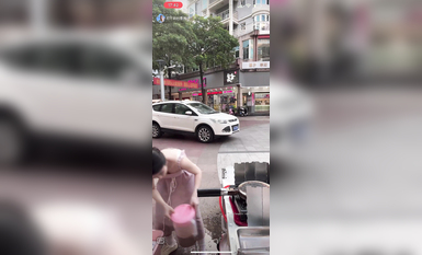 最新《瘋狂抖音》外篇之《抖音擦邊2》顏值主播各顯神通 閃現走光 刷邊尿尿熱舞 扣逼漏奶 (37)