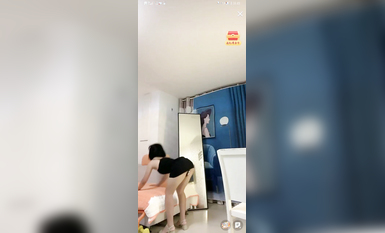 最新《瘋狂抖音》外篇之《抖音擦邊2》顏值主播各顯神通 閃現走光 刷邊尿尿熱舞 扣逼漏奶 (194)