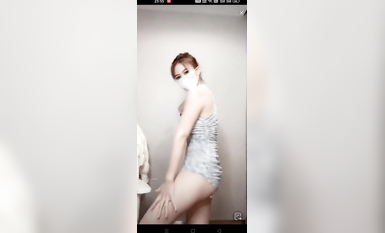 最新《瘋狂抖音》外篇之《抖音擦邊2》顏值主播各顯神通 閃現走光 刷邊尿尿熱舞 扣逼漏奶 (14)