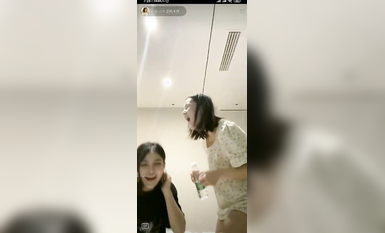 最新《瘋狂抖音》外篇之《抖音擦邊2》顏值主播各顯神通 閃現走光 刷邊尿尿熱舞 扣逼漏奶 (55)