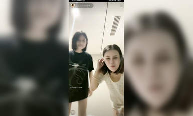 最新《瘋狂抖音》外篇之《抖音擦邊2》顏值主播各顯神通 閃現走光 刷邊尿尿熱舞 扣逼漏奶 (55)