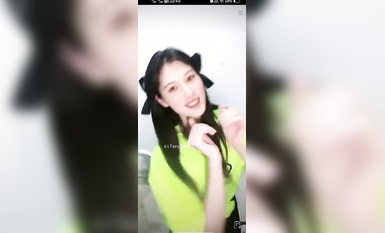 最新《瘋狂抖音》外篇之《抖音擦邊2》顏值主播各顯神通 閃現走光 刷邊尿尿熱舞 扣逼漏奶 (67)