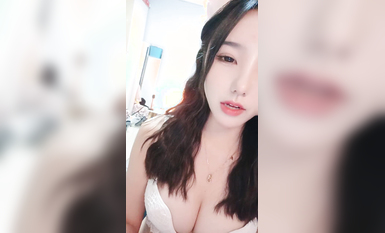 顏值區網紅女神！難得小尺度露逼！脫下內衣白嫩奶子，揉奶晃動，掰穴特寫流出白漿