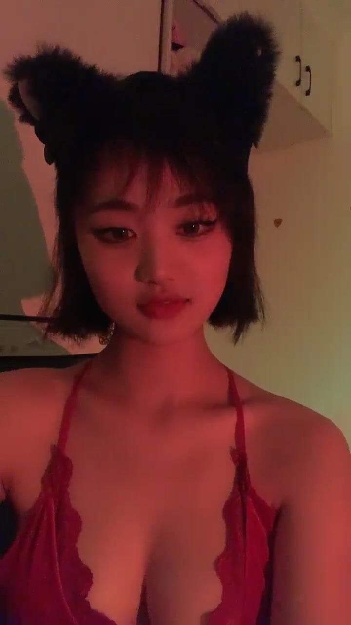 女神！奶子超級大~【聲音超甜】尺度突破！終於漏B了~狂擼~ (4)