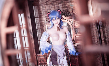 萌新推特00後露臉美少女▌白莉愛吃巧克力▌超色情Cos甘雨粉嫩凸激乳粒 嬌艷欲體粉嫩白虎色氣滿滿