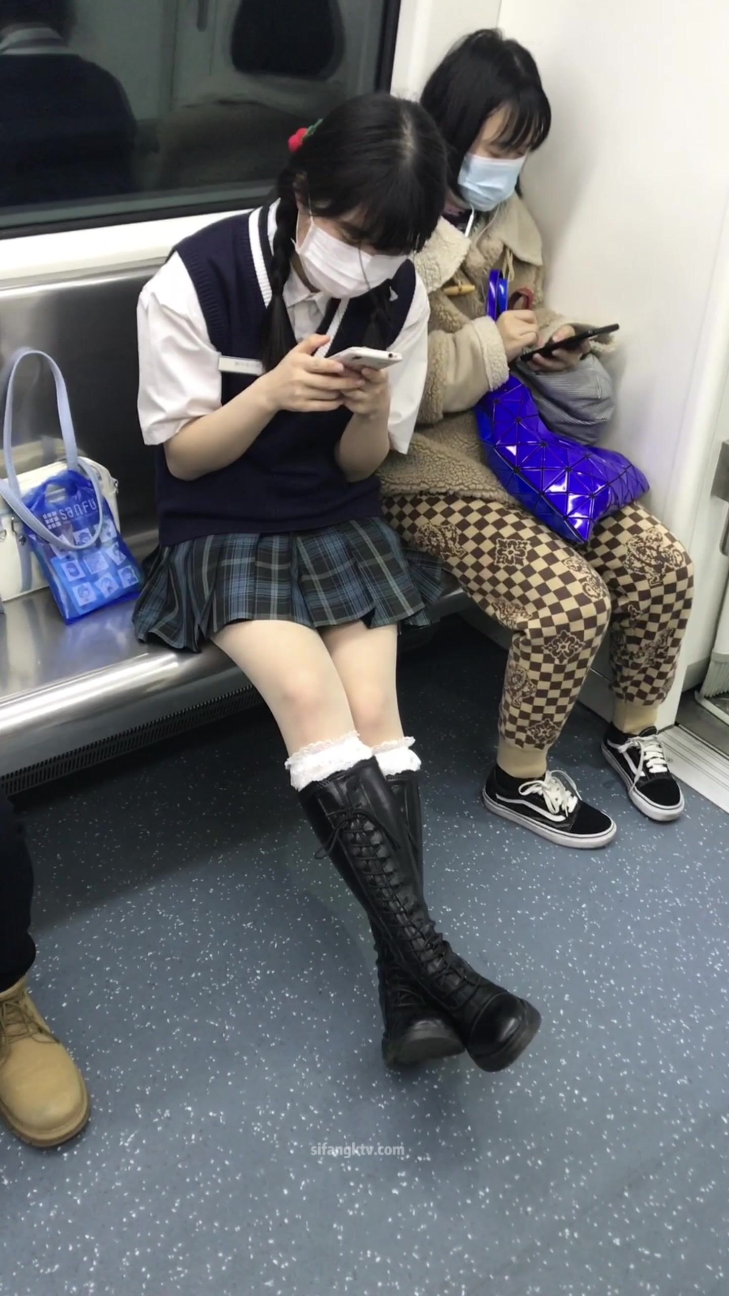 稀缺學姐專場 專業抄底靚麗制服學姐珍藏版 貼著美女屁股抄 有燈光加持畫質特好 超清4K原版9051 (3)