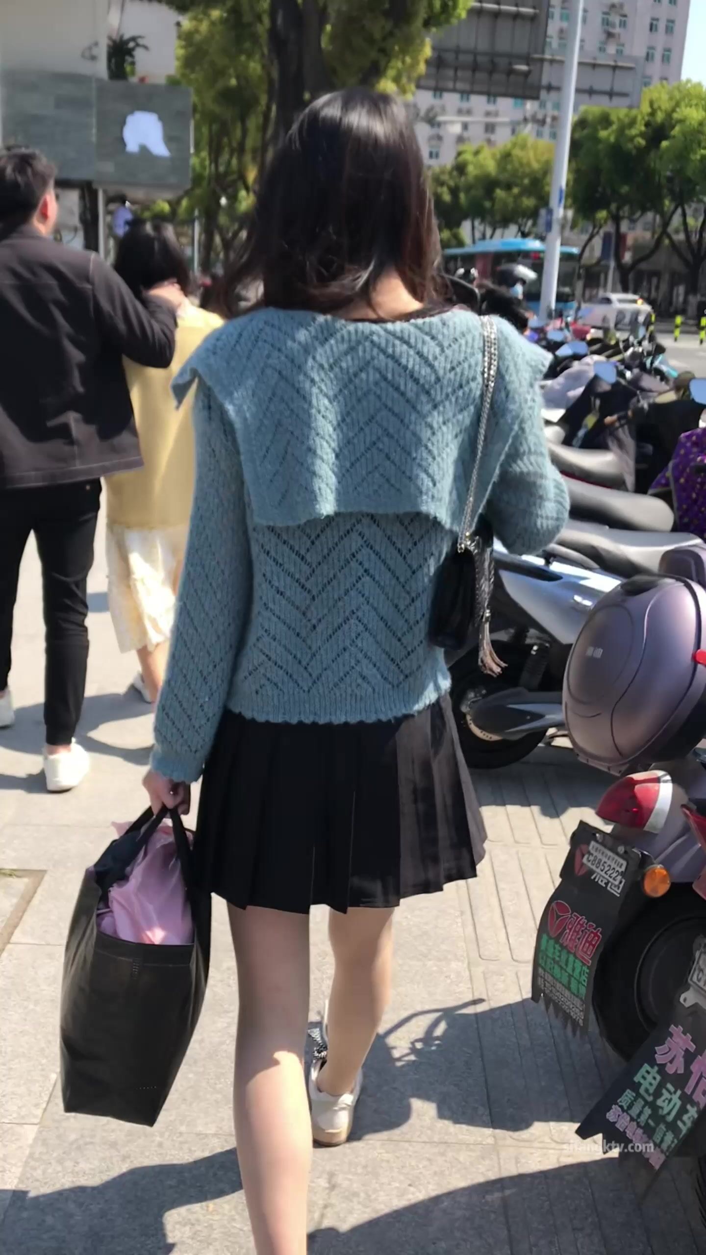 稀缺學姐專場 專業抄底靚麗制服學姐珍藏版 貼著美女屁股抄 有燈光加持畫質特好 超清4K原版 (19)