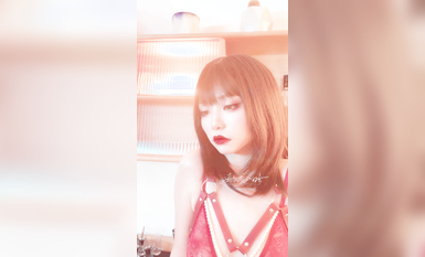 極品Cos爆機少女【喵小吉】新作《小吉的微醺時刻》黑絲迷情 美乳粉穴 超清4K (2)