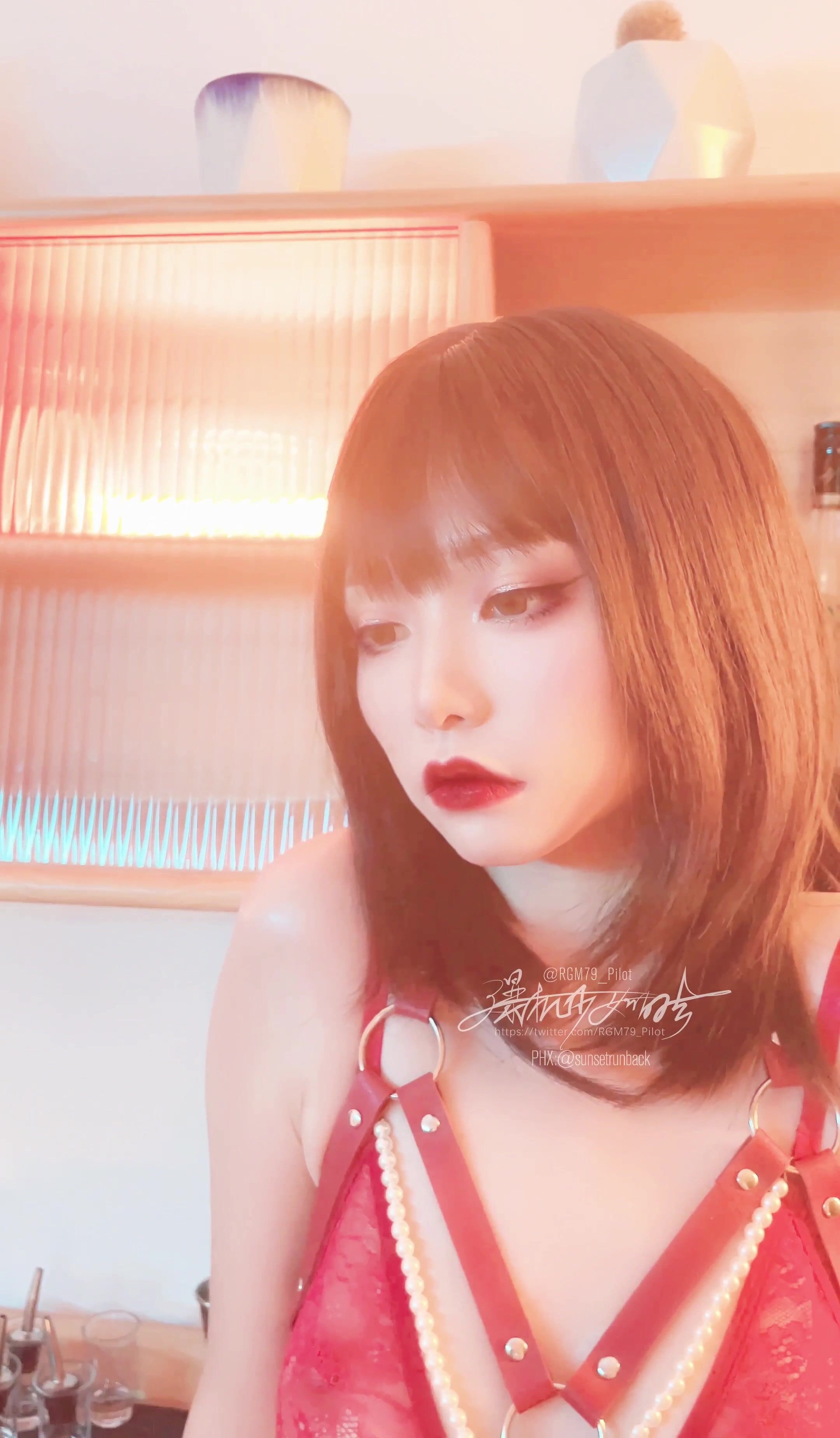 極品Cos爆機少女【喵小吉】新作《小吉的微醺時刻》黑絲迷情 美乳粉穴 超清4K (2)