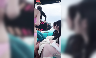 最新《瘋狂抖音》外篇之『三亞美女2』極品三亞外圍美女大秀身材 作死大尺度 摳B揉乳擠奶 (7)