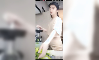 最新《瘋狂抖音》外篇之《抖音擦邊4》顏值主播各顯神通 閃現走光 刷邊瘋狂作死 扣逼漏奶 (305)