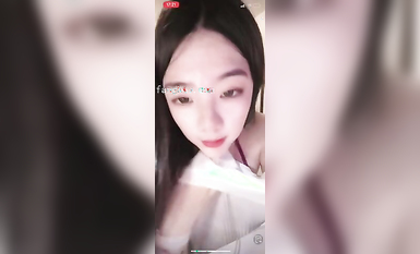 最新《瘋狂抖音》外篇之《抖音擦邊4》顏值主播各顯神通 閃現走光 刷邊瘋狂作死 扣逼漏奶 (176)