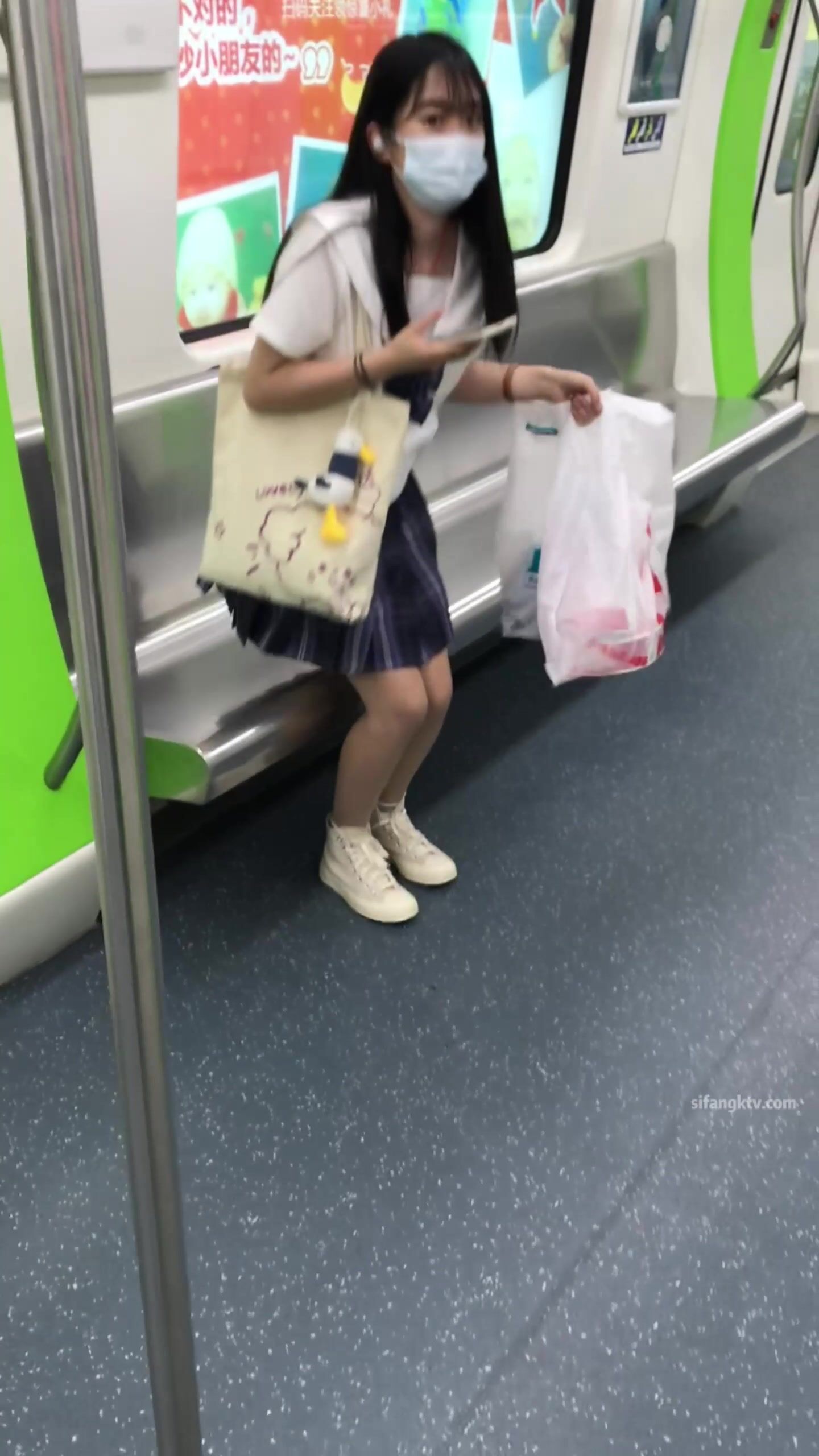 稀缺學姐專場 專業抄底靚麗制服學姐珍藏版 貼著美女屁股抄 有燈光加持畫質特好 超清4K原版 (8)