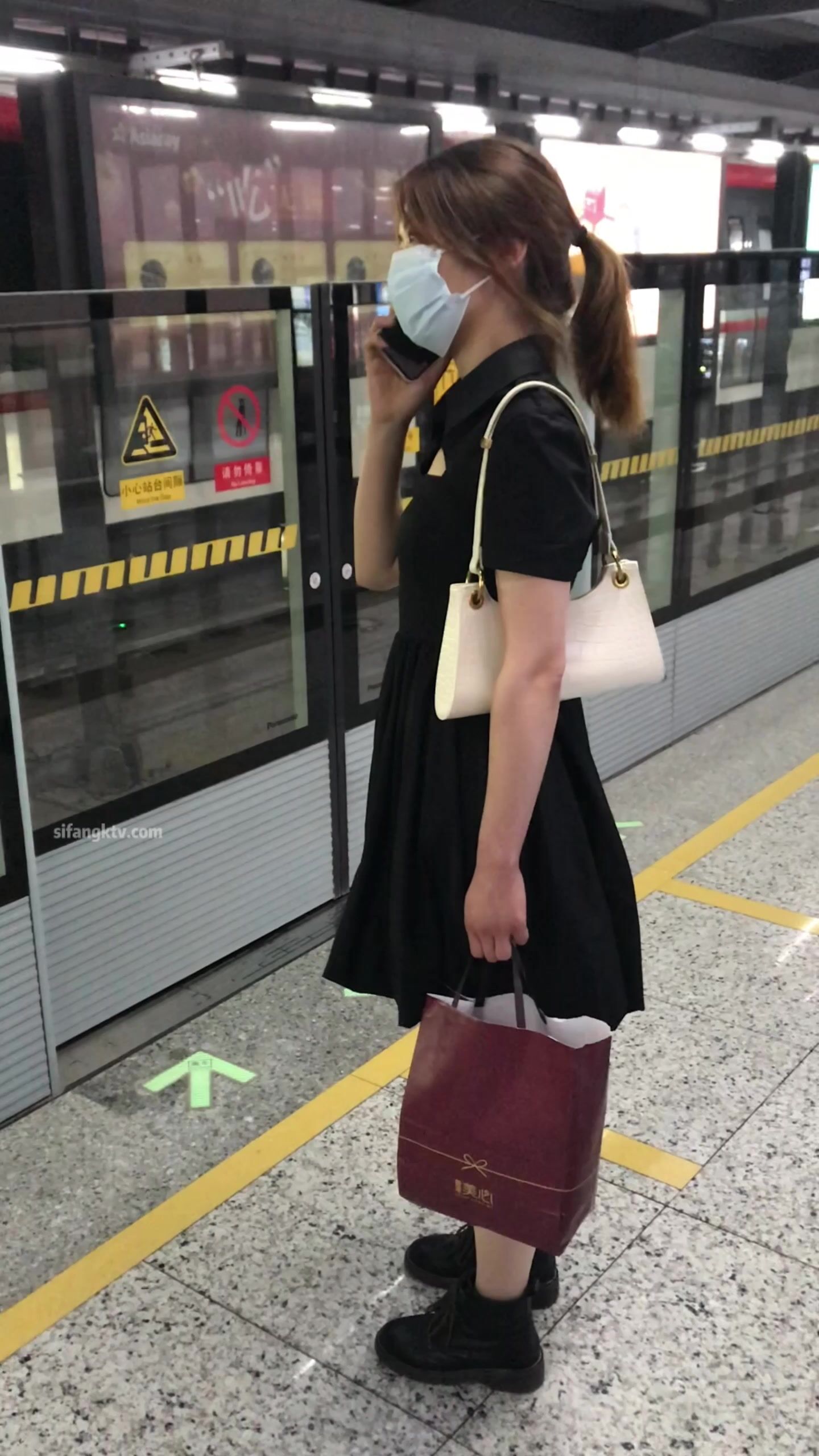 稀缺學姐專場 專業抄底靚麗制服學姐珍藏版 貼著美女屁股抄 有燈光加持畫質特好 超清4K原版 (15)