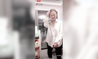 最新《瘋狂抖音》外篇之『三亞美女2』極品三亞外圍美女大秀身材 作死大尺度 摳B揉乳擠奶 (120)