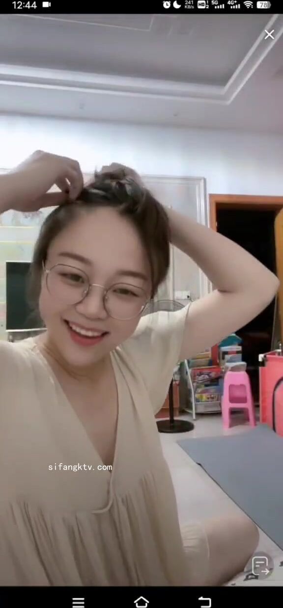 最新《瘋狂抖音》外篇之《抖音擦邊4》顏值主播各顯神通 閃現走光 刷邊瘋狂作死 扣逼漏奶 (44)