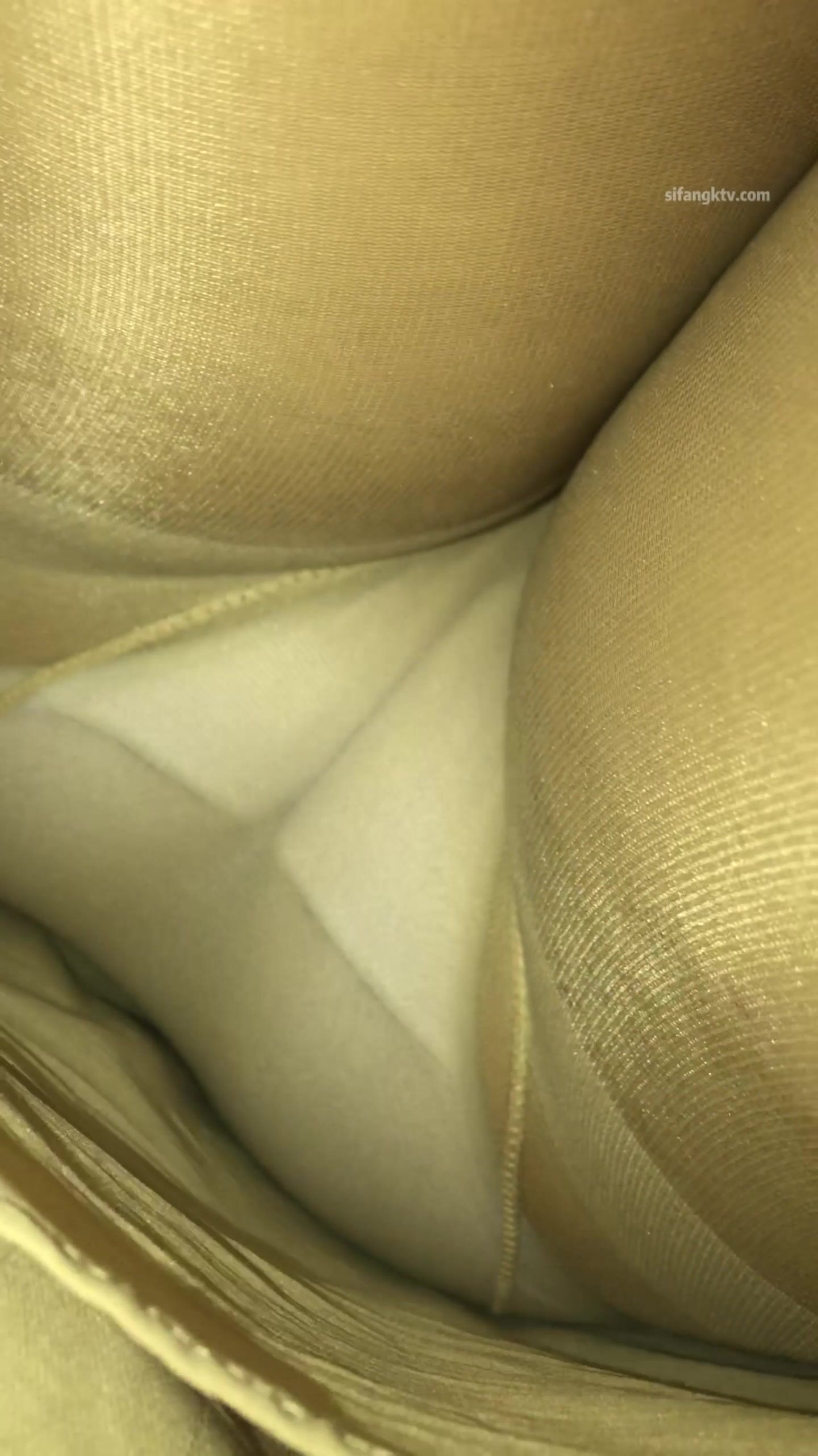 稀缺學姐專場 專業抄底靚麗制服學姐珍藏版 貼著美女屁股抄 有燈光加持畫質特好 超清4K原版 (5)