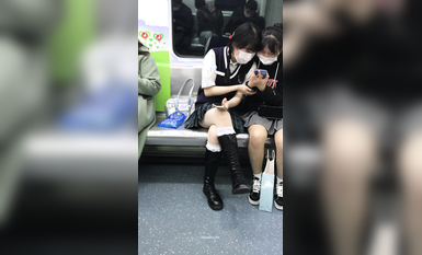 稀缺學姐專場 專業抄底靚麗制服學姐珍藏版 貼著美女屁股抄 有燈光加持畫質特好 超清4K原版9051 (1)