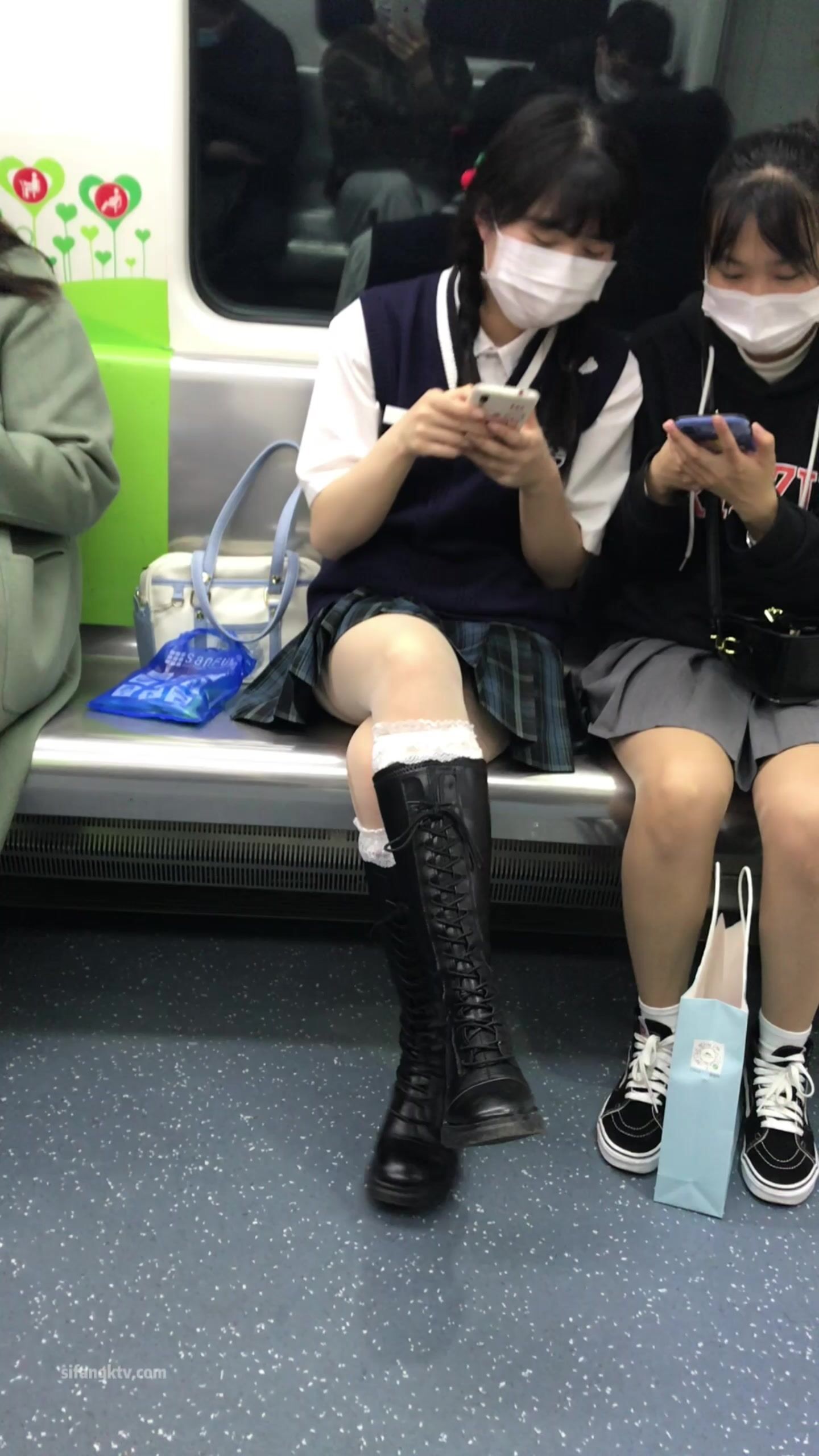 稀缺學姐專場 專業抄底靚麗制服學姐珍藏版 貼著美女屁股抄 有燈光加持畫質特好 超清4K原版9051 (1)