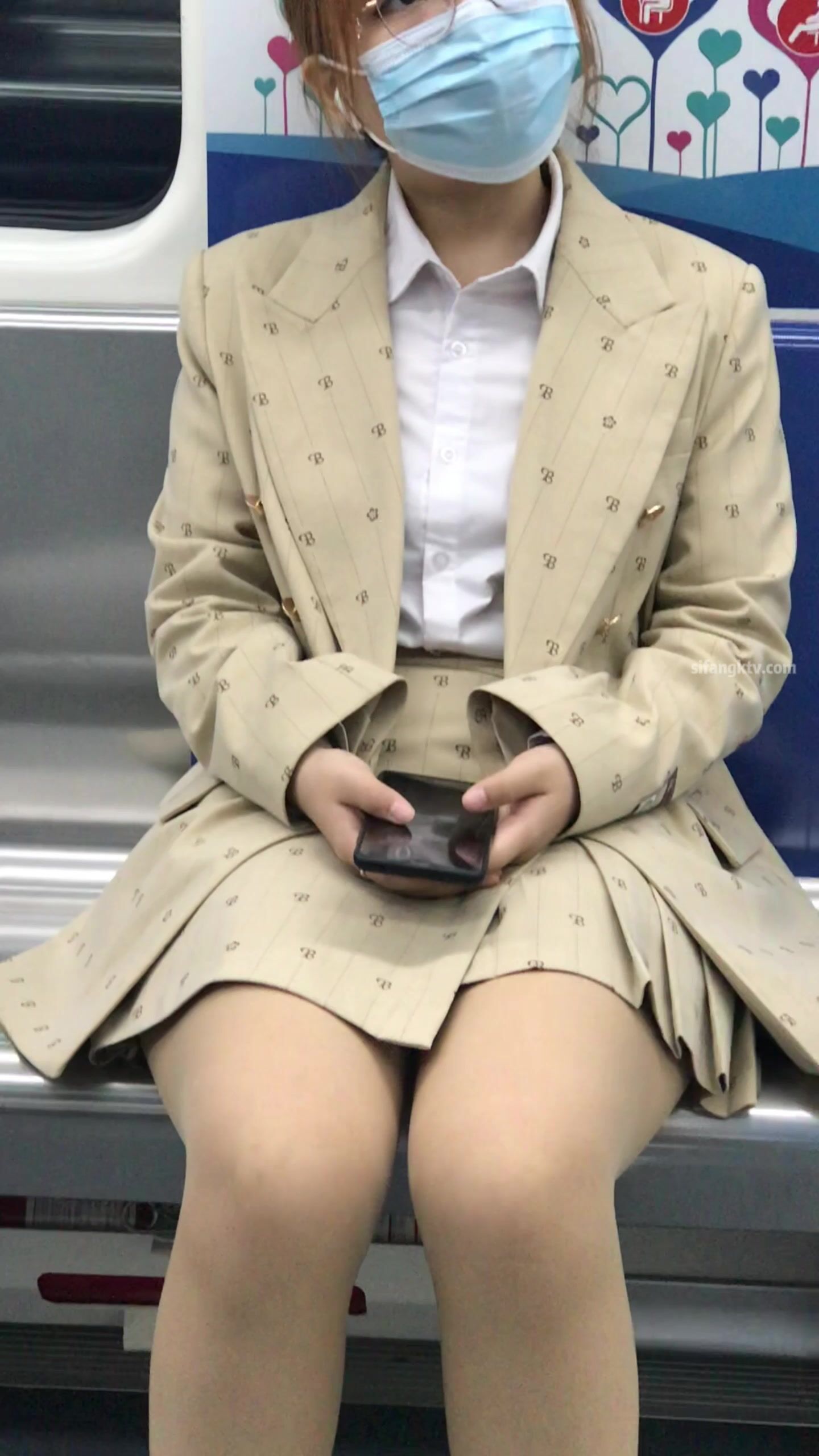 稀缺學姐專場 專業抄底靚麗制服學姐珍藏版 貼著美女屁股抄 有燈光加持畫質特好 超清4K原版 (4)