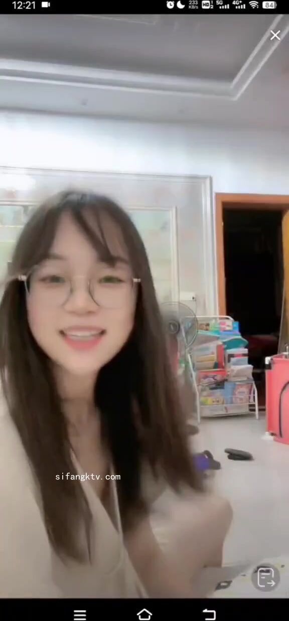 最新《瘋狂抖音》外篇之《抖音擦邊4》顏值主播各顯神通 閃現走光 刷邊瘋狂作死 扣逼漏奶 (45)