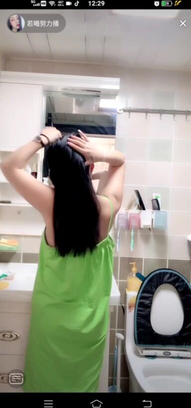 最新《瘋狂抖音》外篇之『三亞美女2』極品三亞外圍美女大秀身材 作死大尺度 摳B揉乳擠奶 (54)