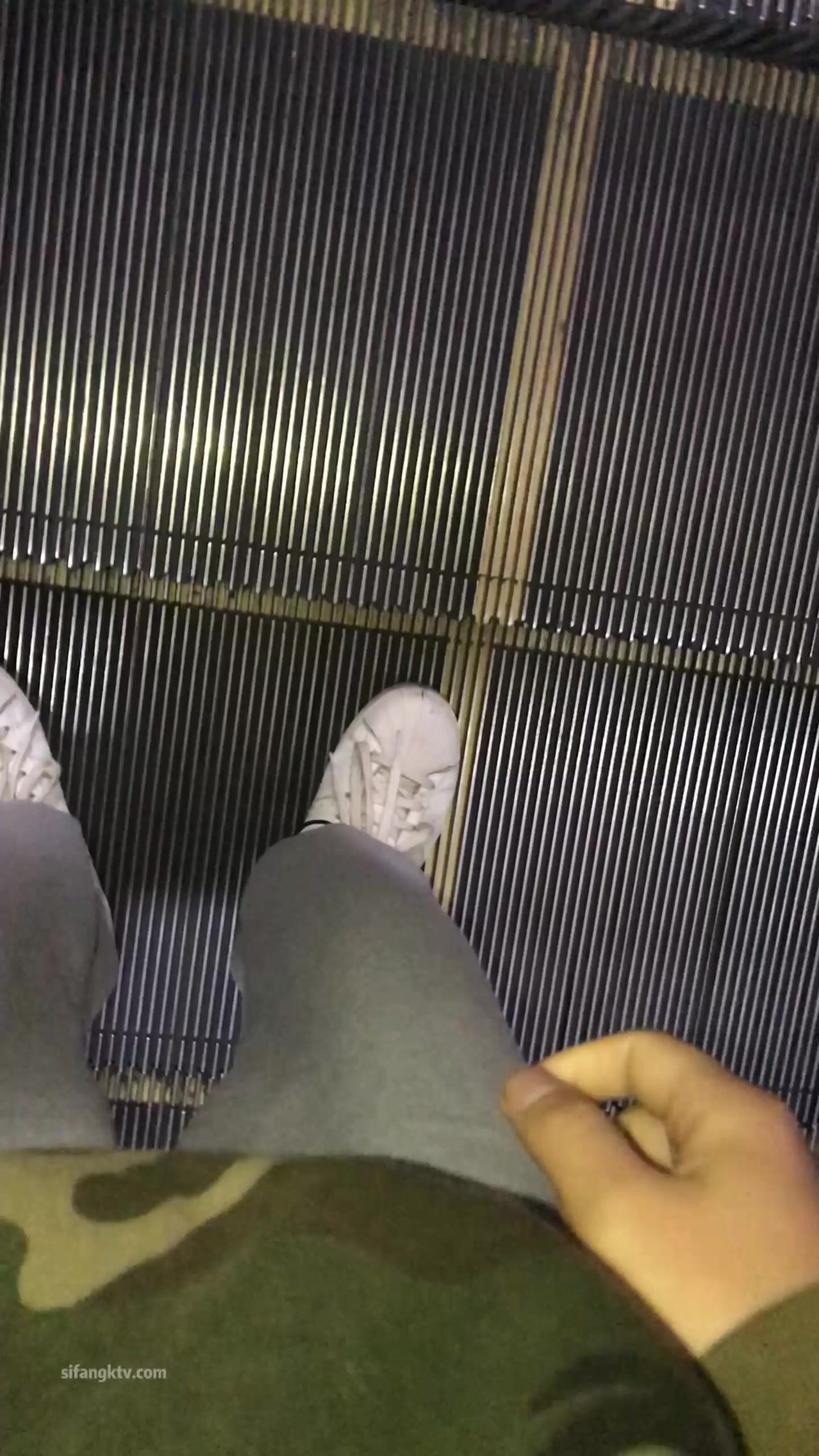 稀缺學姐專場 專業抄底靚麗制服學姐珍藏版 貼著美女屁股抄 有燈光加持畫質特好 超清4K原版9034 (2)