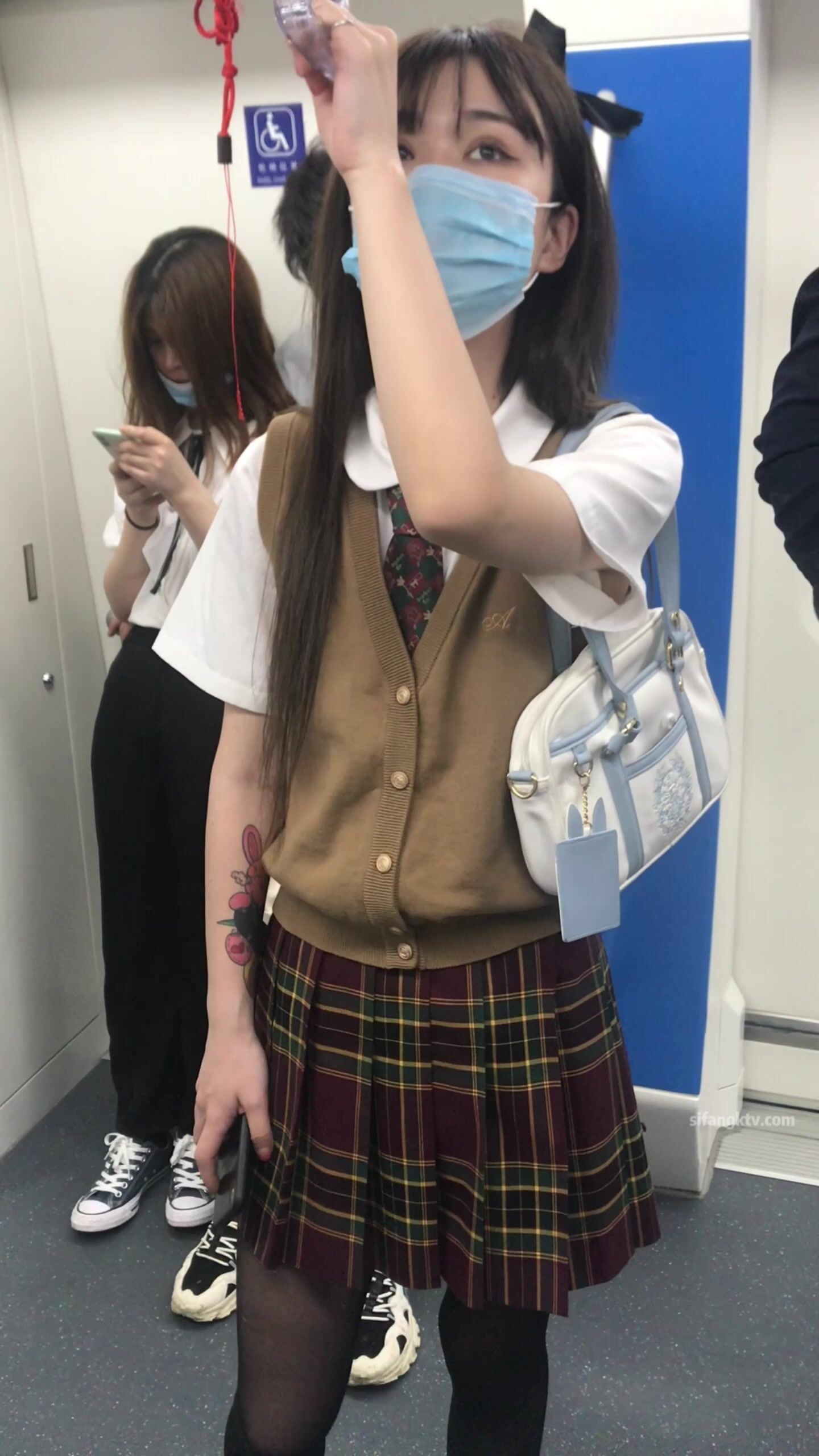 稀缺學姐專場 專業抄底靚麗制服學姐珍藏版 貼著美女屁股抄 有燈光加持畫質特好 超清4K原版 (41)