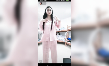 最新《瘋狂抖音》外篇之『三亞美女2』極品三亞外圍美女大秀身材 作死大尺度 摳B揉乳擠奶 (132)