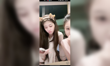 最新《瘋狂抖音》外篇之《抖音擦邊4》顏值主播各顯神通 閃現走光 刷邊瘋狂作死 扣逼漏奶 (17)