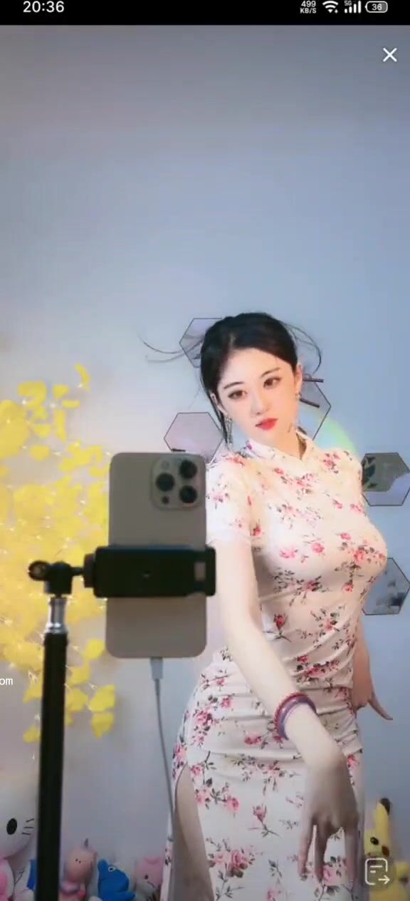 最新《瘋狂抖音》外篇之《抖音擦邊4》顏值主播各顯神通 閃現走光 刷邊瘋狂作死 扣逼漏奶 (32)