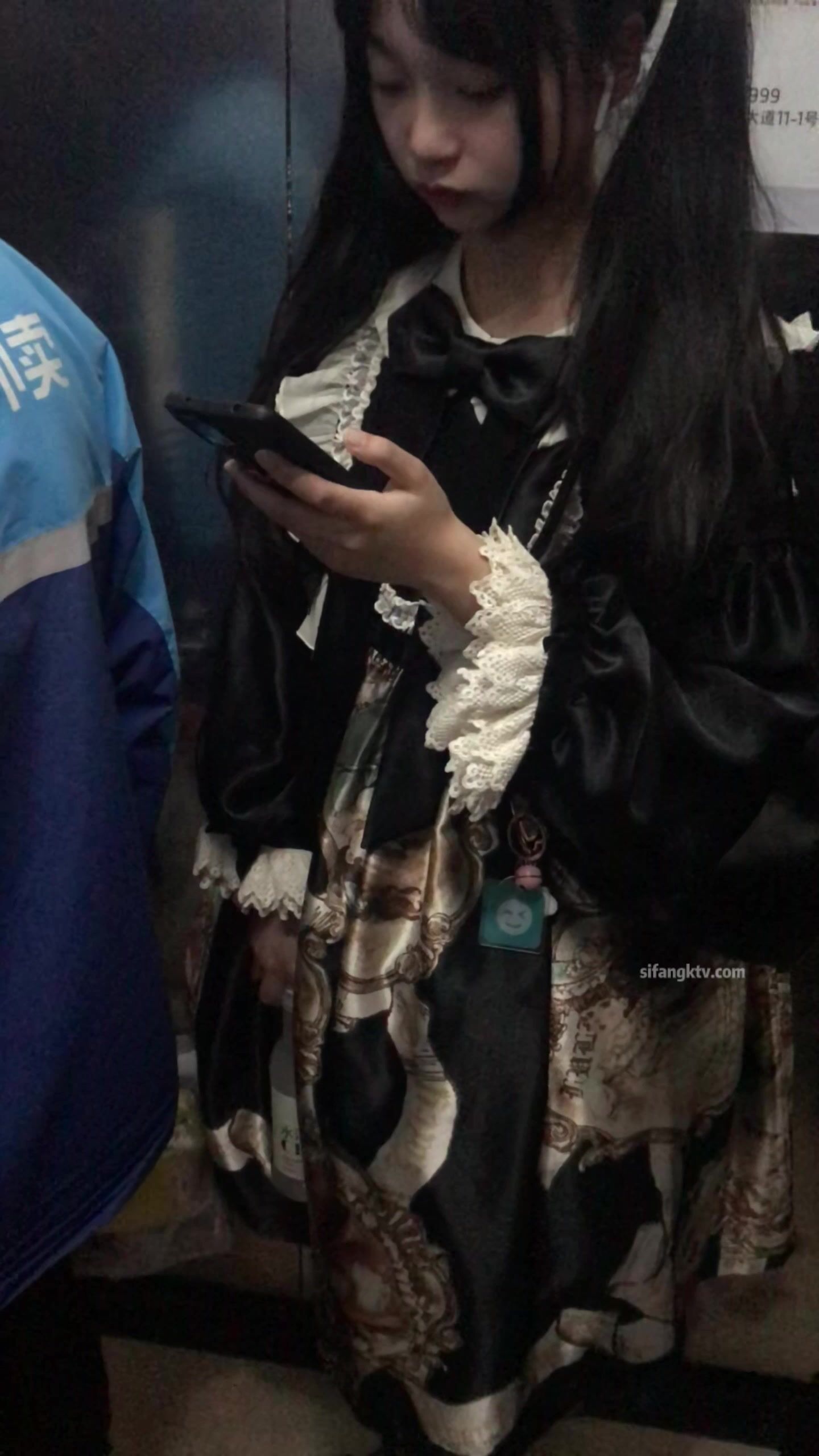 稀缺學姐專場 專業抄底靚麗制服學姐珍藏版 貼著美女屁股抄 有燈光加持畫質特好 超清4K原版 (46)