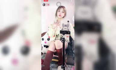 最新《瘋狂抖音》外篇之『三亞美女2』極品三亞外圍美女大秀身材 作死大尺度 摳B揉乳擠奶 (36)