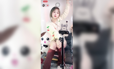 最新《瘋狂抖音》外篇之『三亞美女2』極品三亞外圍美女大秀身材 作死大尺度 摳B揉乳擠奶 (36)