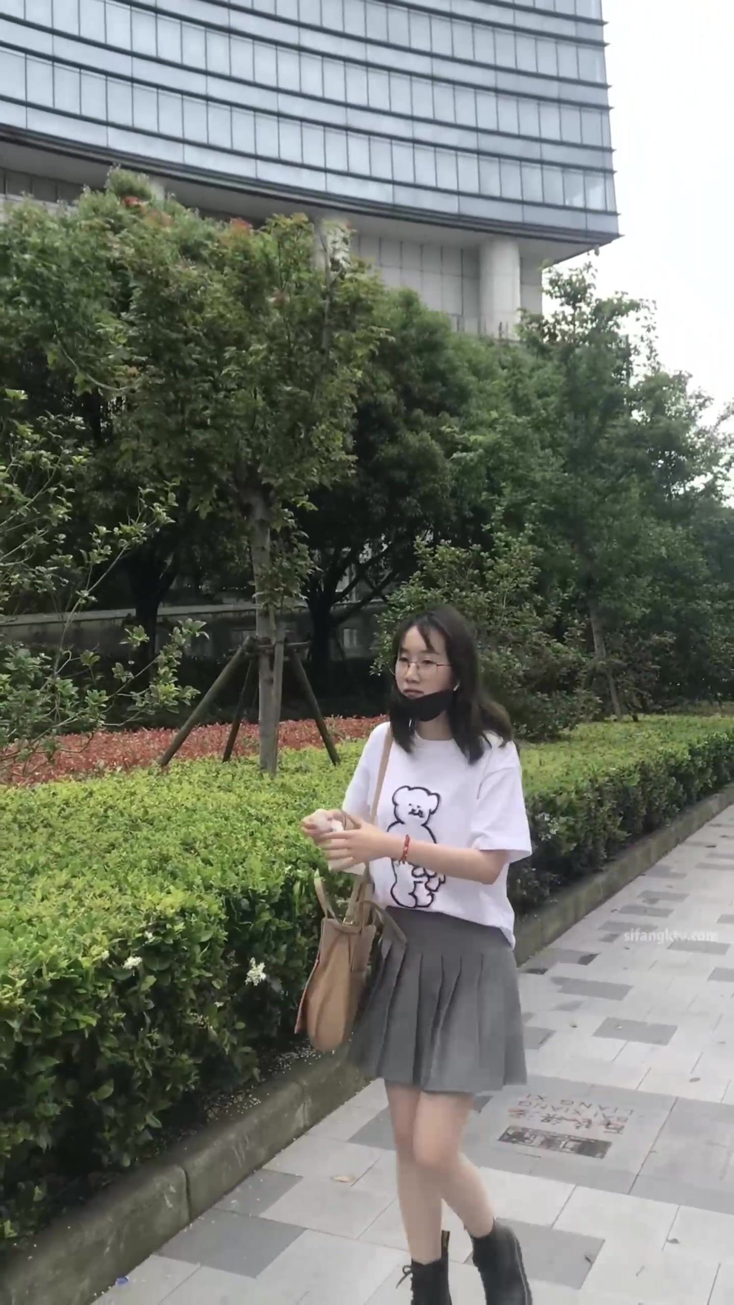 稀缺學姐專場 專業抄底靚麗制服學姐珍藏版 貼著美女屁股抄 有燈光加持畫質特好 超清4K原版 (3)