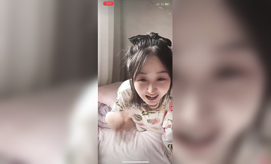 最新《瘋狂抖音》外篇之《抖音擦邊4》顏值主播各顯神通 閃現走光 刷邊瘋狂作死 扣逼漏奶 (113)