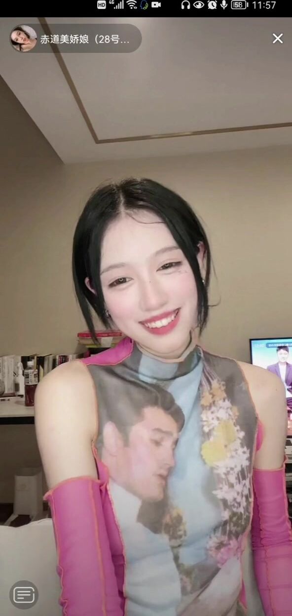 最新《瘋狂抖音》外篇之『三亞美女2』極品三亞外圍美女大秀身材 作死大尺度 摳B揉乳擠奶 (166)