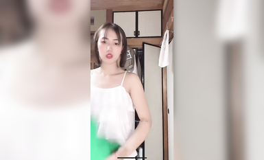 最新《瘋狂抖音》外篇之《抖音擦邊4》顏值主播各顯神通 閃現走光 刷邊瘋狂作死 扣逼漏奶 (291)