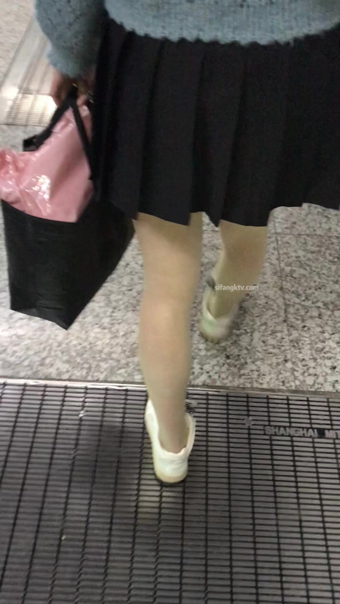 稀缺學姐專場 專業抄底靚麗制服學姐珍藏版 貼著美女屁股抄 有燈光加持畫質特好 超清4K原版 (16)