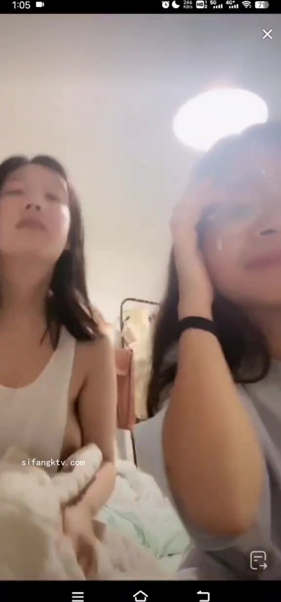 最新《瘋狂抖音》外篇之《抖音擦邊4》顏值主播各顯神通 閃現走光 刷邊瘋狂作死 扣逼漏奶 (43)